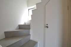 階段の様子。階段下の扉がトイレになっています。(2012-09-05,共用部,OTHER,4F)