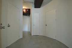 廊下の様子2。正面の細身のドアがトイレです。(2012-09-05,共用部,OTHER,3F)