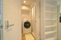 水まわり設備の様子。脱衣室に洗濯機が置かれています。(2015-01-15,共用部,OTHER,3F)