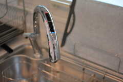 水栓はセンサーで操作できるタイプ。(2022-12-13,共用部,KITCHEN,2F)