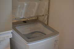 洗濯機の様子。部屋ごとに収納カゴをひとつ使用できます。(2022-12-13,共用部,LAUNDRY,2F)