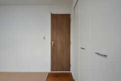 3階のドアは防音仕様。壁にも防音シートが使われています。（301号室）(2022-12-13,専有部,ROOM,3F)