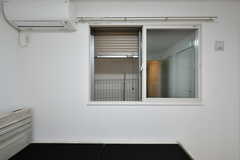 窓は防犯シャッター付きです。（101号室）(2022-12-13,専有部,ROOM,1F)