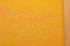 黄色い壁は黒板仕様。子どもたちの「やくそく」が書いてあります。(2016-05-10,周辺環境,ENTRANCE,1F)