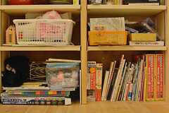 子どもたちが遊べるゲームや本、文房具も置いてあります。(2016-05-10,共用部,LIVINGROOM,1F)