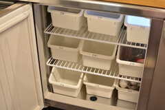 冷蔵庫内は部屋ごとに使える収納ボックスで区切られています。(2023-04-18,共用部,KITCHEN,1F)