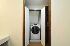 ドラム式の洗濯乾燥機の様子。使わないときは扉を閉めます。(2013-07-05,共用部,LAUNDRY,4F)