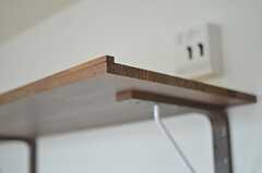 作り付けの棚には、落下防止のストッパーが付いています。（401号室）(2013-07-05,専有部,ROOM,4F)