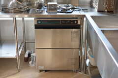 業務用の食器洗浄機。コレクティブハウス居住者組合で運営管理するスペースです。(2020-12-18,共用部,KITCHEN,1F)