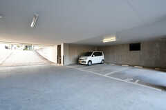 駐車場の様子2。屋根付きのスペースもあります。(2020-12-18,共用部,GARAGE,1F)