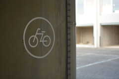 自転車置き場のサイン。(2020-12-18,共用部,GARAGE,1F)