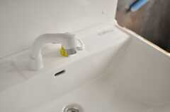洗面台はシャワー水栓付きです。(2014-06-25,共用部,OTHER,1F)