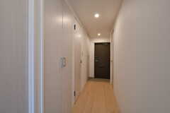 廊下の様子。バスルームとトイレが並んでいます。（B101号室）(2020-03-26,専有部,ROOM,1F)