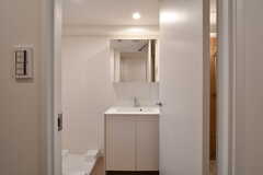 脱衣室の様子。洗面台と洗濯機置き場があります。（B101号室）(2020-03-26,専有部,ROOM,1F)