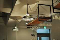 カウンターの照明はインダストリアル・デザイン。(2013-07-22,共用部,LIVINGROOM,)