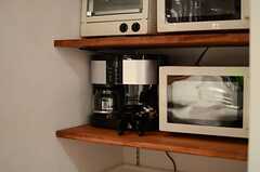 キッチン家電の様子。コーヒーメーカーやレンジが並んでいます。(2013-07-22,共用部,KITCHEN,)