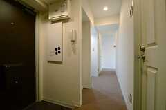 廊下の様子。廊下沿いに洗面台、ランドリー、浴室があります。(2013-07-22,共用部,OTHER,3F)