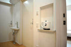 2階には湯沸かし器と洗面台があります。(2010-04-09,共用部,OTHER,2F)