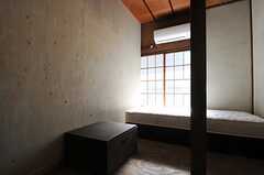 木枠のサッシです。鍵は捻り錠。（101号室）(2013-03-08,専有部,ROOM,1F)