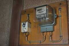 下宿時代の名残の電気メーター。室内の電気容量はエアコンを除いて15Aです。陶器のヒューズボックスも珍しい。(2013-03-08,共用部,OTHER,2F)