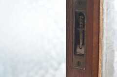 窓の鍵の様子。真鍮製で質感も良いです。（205号室）(2013-03-08,専有部,ROOM,2F)