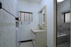 脱衣室には洗面台と、洗濯機、乾燥機が設置されています。(2013-08-22,共用部,BATH,1F)