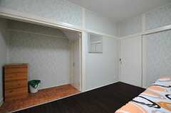専有部の様子2。正面のドアは収納スペースです。（102号室）(2013-08-22,専有部,ROOM,1F)