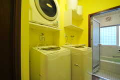 洗濯機、乾燥機の様子。(2013-10-15,共用部,LAUNDRY,1F)