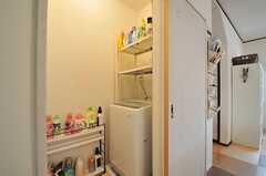 洗濯機置場の様子。洗剤などを置いておける棚があります。(2014-05-12,共用部,LAUNDRY,1F)