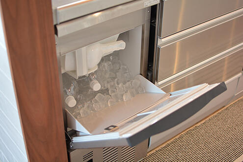 ビルトインの製氷機の様子。|7F キッチン