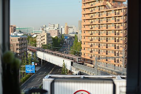 キッチンに立つと、東横線の線路が上から見られます。|7F キッチン