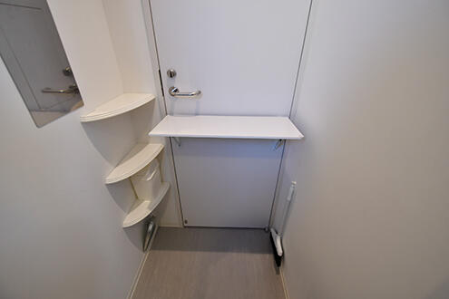 脱衣室の様子。ドアを閉めると一時的に荷物を置ける台を引き出すことが出来ます。|6F 浴室