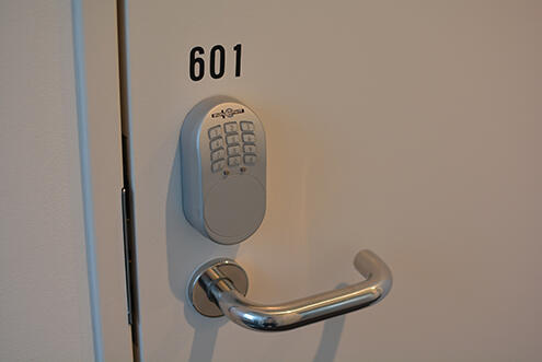 専有部にもナンバー式の鍵が取り付けられています。（601号室）|6F 部屋