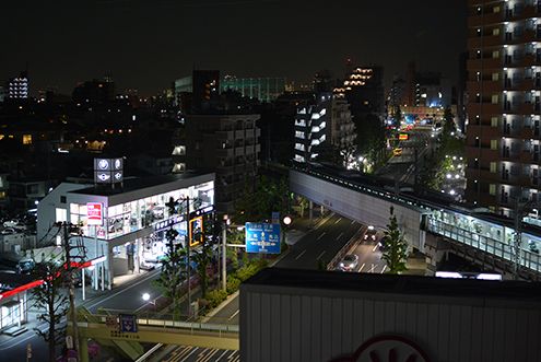 キッチンから見た夜の風景。|7F リビング