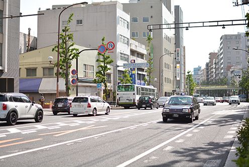 建物の目の前は目黒通りです。|1F 周辺環境