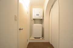 廊下の突き当りに設置された洗濯機と乾燥機。左手にミニキッチンとシャワールームがあります。(2015-05-13,共用部,LAUNDRY,1F)