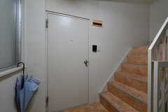 302号室側の玄関ドアの様子。(2020-09-03,周辺環境,ENTRANCE,3F)