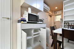 部屋ごとに使える収納スペース。キッチン家電も用意されています。(2020-09-03,共用部,KITCHEN,3F)