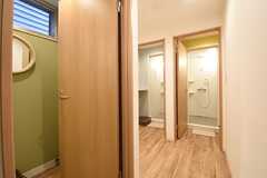 シャワールームの様子。3室設置されています。(2016-09-01,共用部,BATH,1F)
