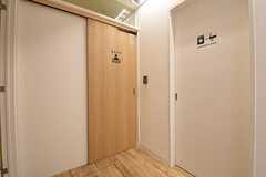 木製ドアの先が大浴場です。(2016-09-01,共用部,OTHER,1F)
