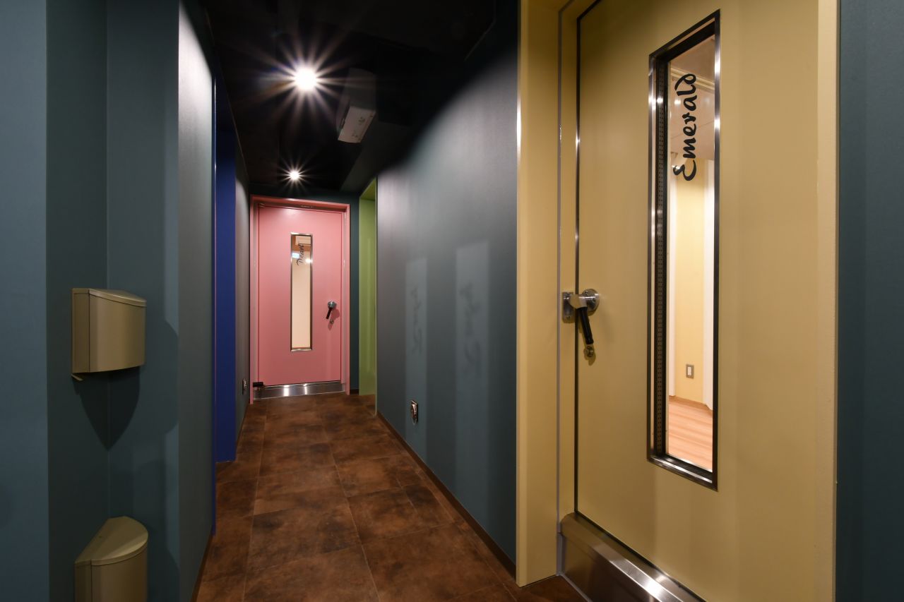 練習用の防音スタジオは4室用意されていて、それぞれドアの色が分かれています。|-1F その他