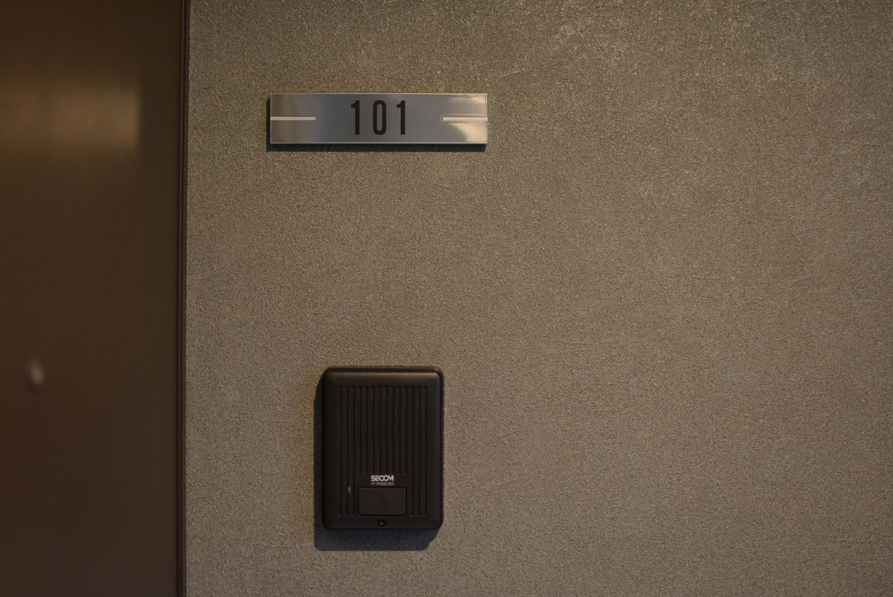 専有部のサインとインターホン。（101号室）|1F 部屋