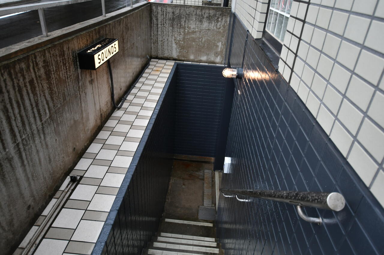 地下の防音スタジオには、外階段から直接アクセスすることもできます。|1F その他
