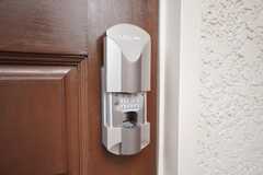 玄関は指紋認証キーを採用。(2009-06-11,周辺環境,ENTRANCE,1F)