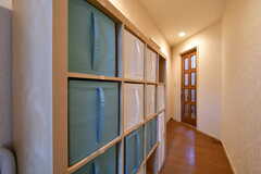 廊下には1階の入居者さんが部屋ごとにふたつ使用できる収納ボックスが設置されています。(2022-11-11,共用部,OTHER,1F)