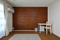 壁は木のブロックで作られています。（102号室）(2022-11-11,専有部,ROOM,1F)