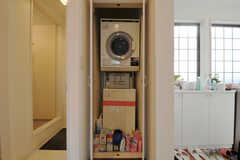 洗濯機と乾燥機は玄関とシャワールームの間に収納されています。(2011-03-31,共用部,LAUNDRY,1F)