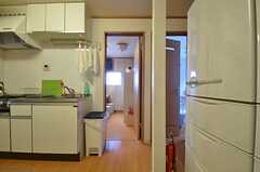 手前にキッチン、奥にリビングがあります。(2014-06-09,共用部,LIVINGROOM,1F)
