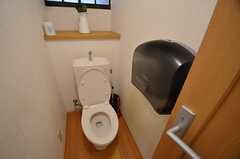 トイレの様子。トイレットペーパーはジャンボロール式です。(2014-06-09,共用部,TOILET,1F)