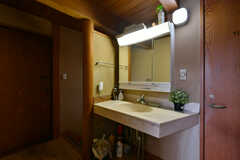 廊下に設置された洗面台。隣のドアはトイレです。(2020-09-17,共用部,WASHSTAND,2F)